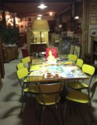 Tables et chaises jaunes