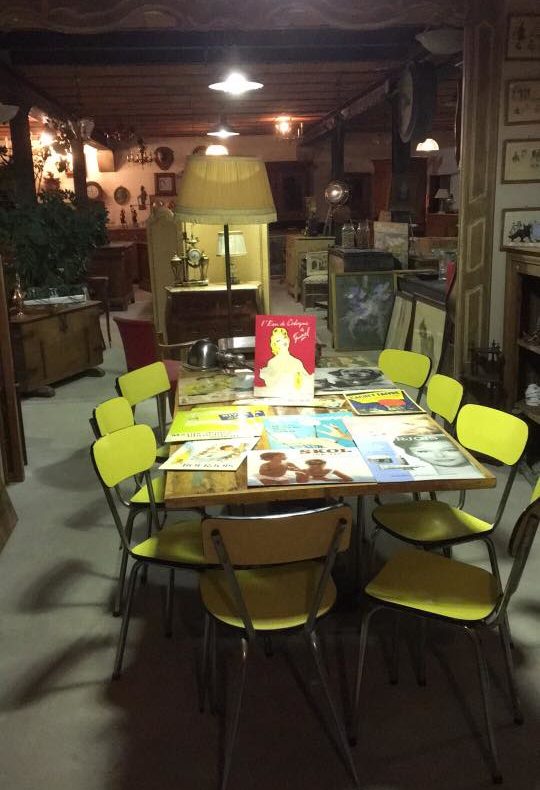 Tables et chaises jaunes